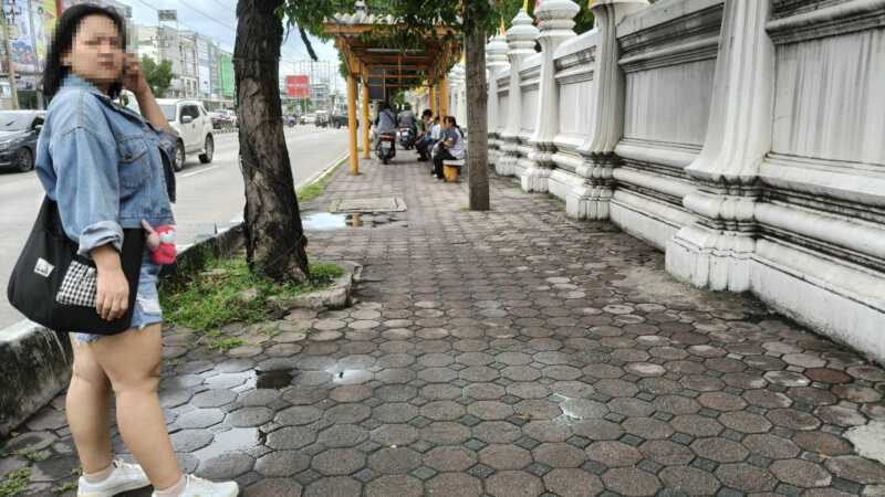 ปทุมธานี – ชาวบ้านเอือมจยย.มักง่ายขี่ย้อนศรปีนทางเท้าหน้าวัดสายไหมผวาชนนักเรียนวอนหน่วยงานเร่งจัดระเบียบ