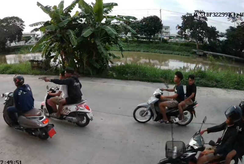 ปทุมธานี – แม่หวั่นลูกถูกก่อเหตุอีกครั้งหลังถูกวัยรุ่นขับจยย.แล้วเอาปืนจ่อหัวทำร้ายร่างกาย