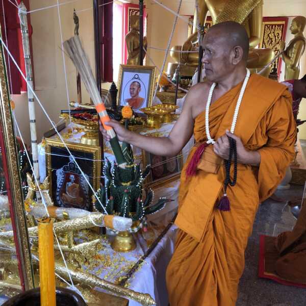 ร้อยเอ็ด – พระครูสุวรรณธรรมาจารย์ ดร. (ทองใบ สุปภาโส)เจ้าอาวาส วัดโนนสะอาด ต.ขอนแก่น อ.เมือง จ.ร้อยเอ็ดในวาระได้รับเลื่อนสมณศักดิ์ ชั้นยศ เป็น “ พระครูสุวรรณธรรมาจารย์ “ หรือชาวบ้าน ทั่วๆไปชอบเรียกกันว่า “หลวงพ่อทอง “