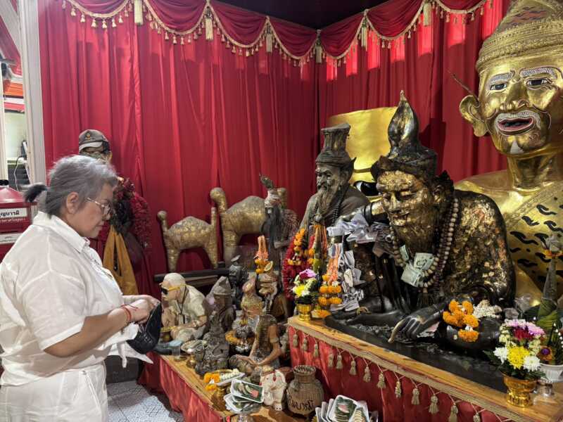 ปทุมธานี – อดีตนางเอกลิเกชื่อดังหอบข้าวสารถวายขอพรปู่ฤาษีพรหมเมศพร้อมส่องเลขเด็ดอ่างน้ำมนต์ฤาษีเณร