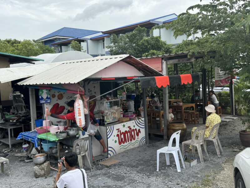 ปทุมธานี – วงจรปิดจับภาพด.ญ.ทำทีเร่ขายนมขวดสบโอกาสฉกเงินกระป๋องกฐินร้านก๋วยเตี๋ยว เจ้าของวอนกลับใจ