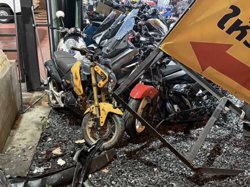 ปทุมธานี – เก๋งวูบพุ่งเสยกระบะกวาดจยย.ร้านซ่อมพังยับเกือบ 10 คันกระแทกโดนสาว16บาดเจ็บ