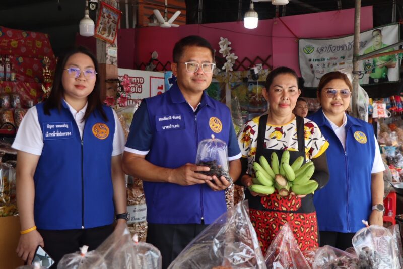กำแพงเพชร – นายอำเภอเมืองกำแพงเพชรลุยเดี่ยว! นำทีมหนุน “สวนลุงนพ” ดันกล้วยไข่ GI สู่แลนด์มาร์กท่องเที่ยวเชิงเกษตรรับฤดูกาลใหม่ พร้อมชวนแวะตลาดมอกล้วยไข่ ชิมช็อปของกินของฝากจากกล้วยไข่กำแพงเพชร