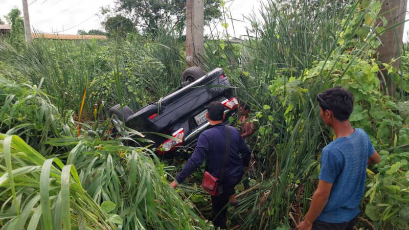 ปทุมธานี – เก๋งหักหลบรถขยะตัดหน้าถนนลื่นเสียหลักพลิกคว่ำบาดเจ็บ3ราย