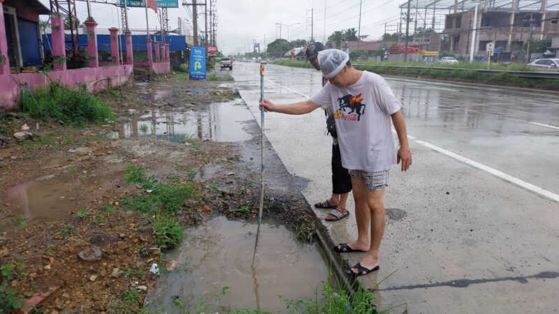 ปทุมธานี – ลาดหลุมแก้วอ่วมฝนถล่มทั้งคืนท่อตันทำน้ำทะลักท่วมห้องเช่าร้านค้าพังเสียหาย