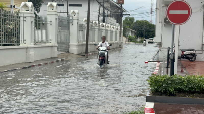 อ่างทอง – พายุฝนกระหน่ำลงมาอย่างหนักทำให้น้ำท่วมขังรอระบายหลายจุดโรงเรียนหลายแห่งแจ้งต้องหยุดการเรียนการสอน เพื่อความปลอดภัยของนักเรียนและการเดินทาง ด้านสถานการณ์น้ำเจ้าพระยาเพิ่มขึ้นอย่างต่อเนื่อง