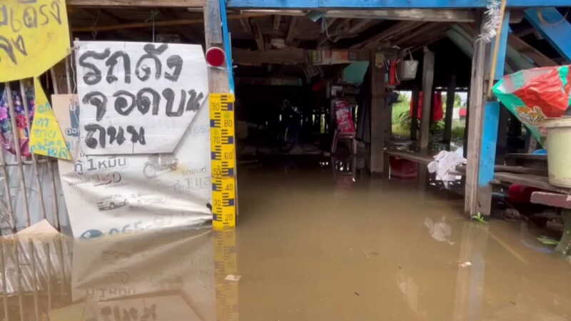 อ่างทอง – ระทึกเตรียมรับมือเขื่อนเจ้าพระยาระบายน้ำท้ายเขื่อนอีกส่งผลแม่น้ำเจ้าพระยาแม่น้ำน้อยเพิ่มขึ้นอย่างต่อเนื่อง ด้านหน่วยงานระดมตั้งเครื่องสูบน้ำ ตามจุดเสี่ยง – กรอกกระสอบทรายรับมือ