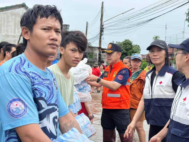 ผู้ว่าฯ นริศ ชลบุรี พร้อมนายกเหล่ากาชาดชลบุรี ระดมจัดถุงยังชีพกว่า 1,000 ชุดเร่งช่วยผู้ประสบอุทกภัย