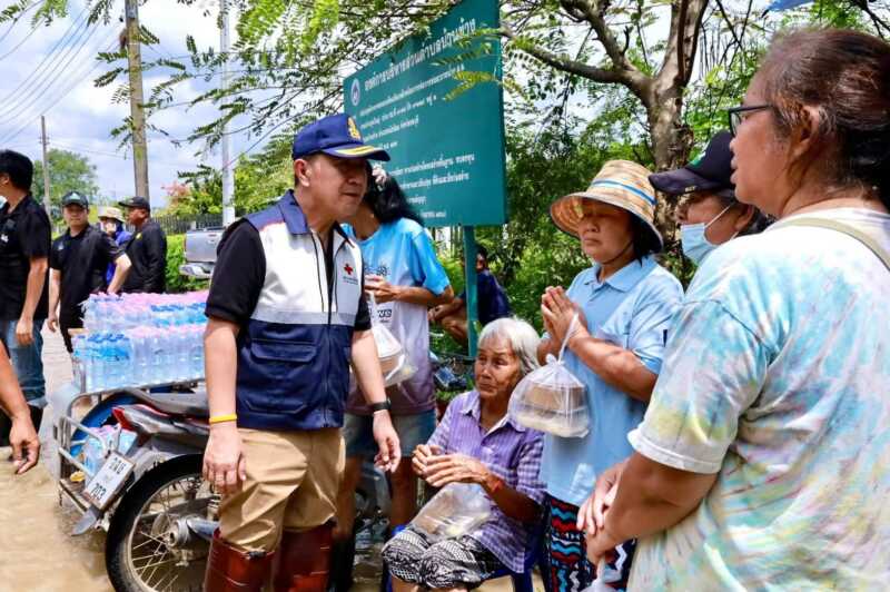 ผู้ว่าฯ ชลบุรี ลงพื้นที่ อบต.บ้านช้าง พนัสนิคม มอบถุงยังชีพ-ข้าวกล่อง เร่งบรรเทาความเดือดร้อนประชาชนหลังเจอน้ำท่วมขัง