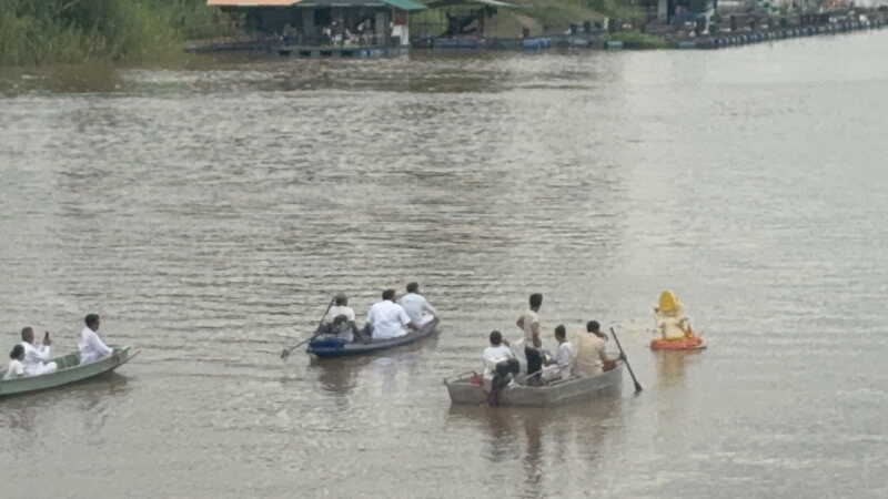 อ่างทอง – เทศกาลคเณศจตุรถีเปิดประตูสู่เทศกาลแห่งศรัทธาสักการะองค์พระพิฆเนศ แห่พระพิฆเนศที่ทำจากข้าวโพด ไปลอยแม่น้ำเจ้าพระยา