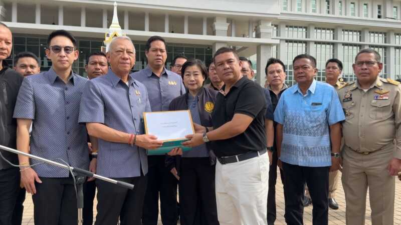 มวลชนพรึ่บ! กว่า 1500 คน หนุนนิคมอุตสาหกรรมจะนะ ยื่น 5 ข้อเสนอต่อนายกฯ “พิพัฒน์” รับลูก เตรียมชง ครม.สัญจร