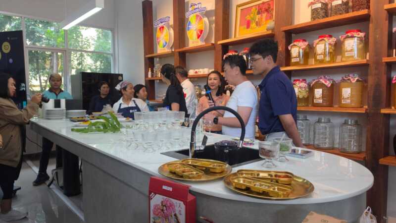 อพท. ดึง “เมืองอุซุกิ-เฉิงตู” เชื่อมสงขลา แลกเปลี่ยนวัฒนธรรมอาหารรังสรรค์เมนูนานาชาติ อพท. จัดโครงการ “Artist in Residence: Songkhla × Usuki × Chengdu” นำผู้แทนเมืองสร้างสรรค์จากญี่ปุ่นและจีนลงพื้นที่แลกเปลี่ยนภูมิปัญญา ผสานวัตถุดิบท้องถิ่นสงขลา ดันศักยภาพเมืองสงขลาสู่เครือข่าย Gastronomy City ระดับโลกอย่างยั่งยืน