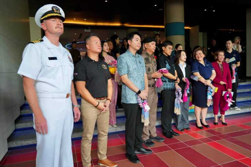 พัทยาแต่งไทยรับคณะทหารเรือสหรัฐฯ นายกเบียร์ชูซอฟต์เพาเวอร์มอบมาลัยผ้าไทยต้อนรับ คาดเงินสะพัด 100 ล้านบาท