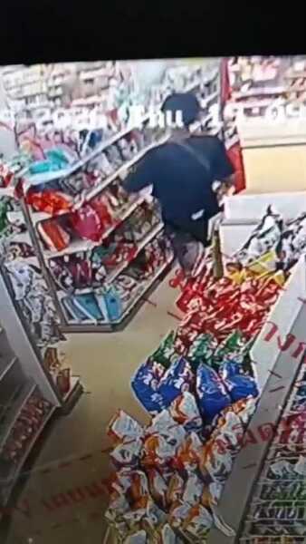 จับหนุ่มป่วยจิตเวช บุกร้านสะดวกซื้อ จุดไฟเผาชั้นวางข้าวสาร-น้ำมันพืช ก่อนโดนข้อหาวางเพลิง