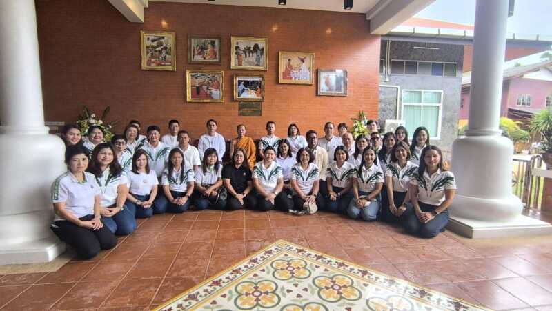 ธ.ก.ส. เดินหน้าขับเคลื่อนสังคมไร้เงินสด ส่งมอบป้ายประชาสัมพันธ์ QR ธรรม D แก่วัดพระบรมธาตุสวี เชิญชวนประชาชนร่วมทำบุญผ่านระบบดิจิทัล