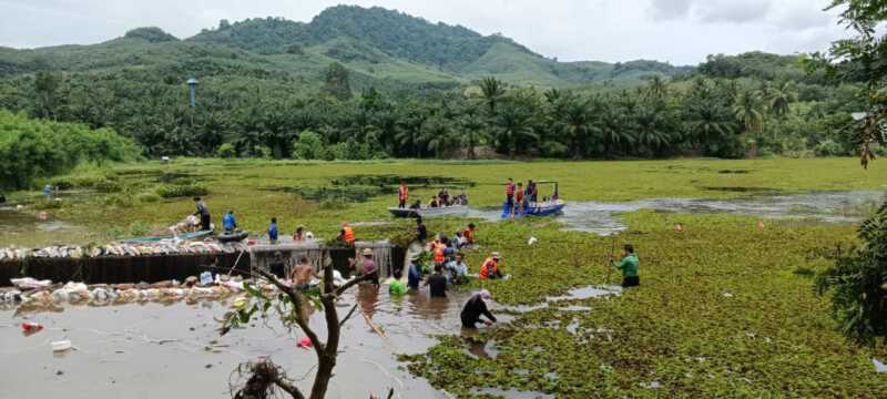 พลังสามัคคี “ชาวบ้าน–ทหารพราน–อุทยาน–กู้ภัย” ผนึกกำลังลุยอ่างโป่ง 30 กำจัดจอกแหน–ผักตบชวา เหลือไม่ถึง 5% นายอำเภอชื่นชม “คนในพื้นที่” รวมพลังทำงานจนสำเร็จ
