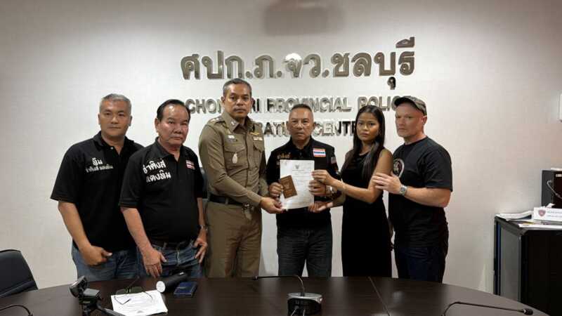 แม่สุดทนอุ้มรูปลูกนักฟุตบอลทีมดังพัทยาร้องผู้การฯ กับสามีชาวสวีเดน หลังถูกกระบะชาวจีนถอยชนดับ หมายจับออกนาน 7 เดือน สภ.หนองปรือ เงียบไร้วี่แวว ใช้ชีวิตปกติ ทั้งที่ ครอบครัวควัก 1.2 ล้านรักษา ซ้ำเอกสารเบิกไม่ได้ อ้างขาดลายเซ็นคู่กรณี