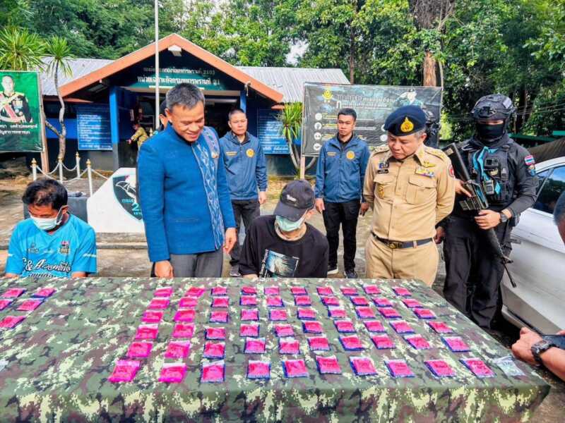 จังหวัดมุกดาหาร แถลงผลการบูรณาการกำลัง ปราบปรามยาเสพติด-ไม้หวงห้าม รวบ 4 ผู้ต้องหา ยึดยาบ้ากว่า 2.8 หมื่นเม็ด พร้อมไม้พะยูงของกลาง