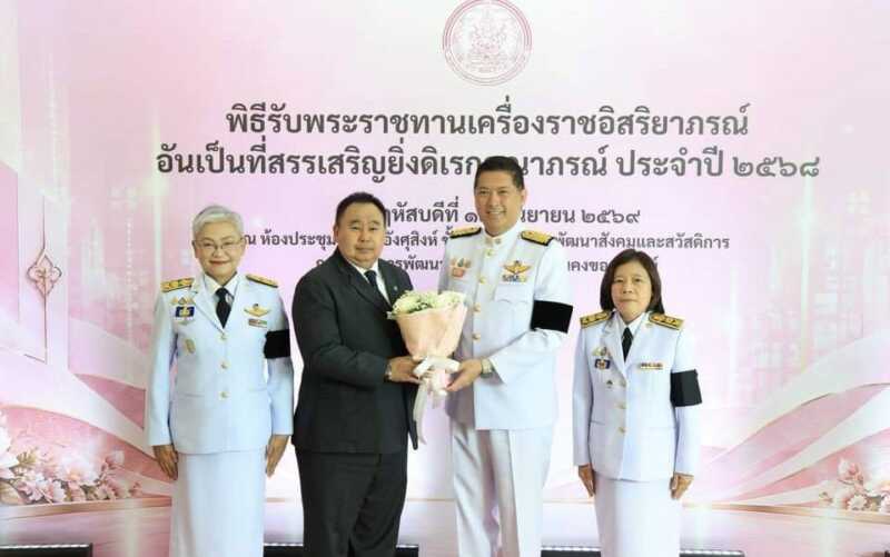 “ดร.เอ” สุเมธ งามเจริญ ที่ปรึกษาสมาคมผู้สื่อข่าวกีฬาแห่งประเทศไทย เข้ารับพระราชทานเครื่องราชฯจากคุณงามความดีในการอุทิศตนเพื่อสังคม และบริจาคผลิตภัณฑ์ช่วยเหลือกลุ่มเปราะบางอย่างต่อเนื่อง