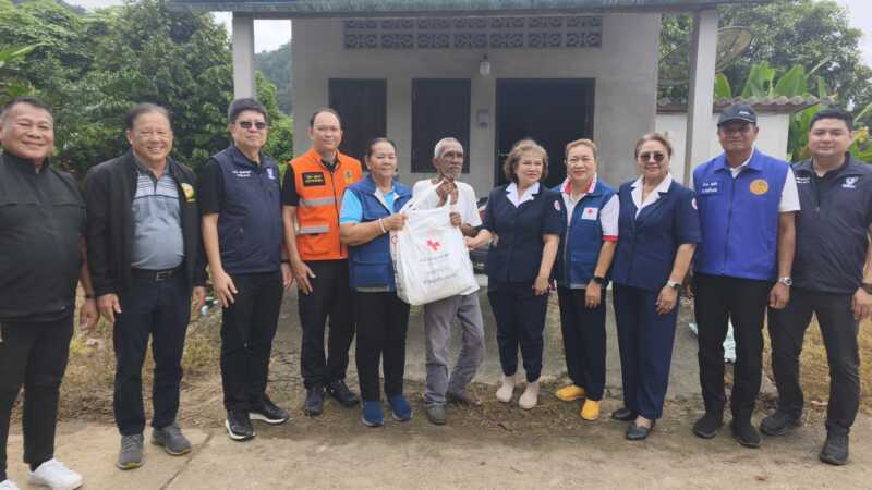 ตะกั่วป่าลดลงใกล้ปกติ ชาวบ้านเร่งล้างบ้านสำรวจทรัพย์สิน หลังน้ำมาเร็วและแรงจนขนของไม่ทัน ขณะที่ท้องถิ่นนำรถดับเพลิงฉีดล้างถนน ด้านรองผู้ว่าฯ นำทีมบูรณาการลงพื้นที่มอบถุงยังชีพช่วยเหลือผู้ประสบภัยทุกหมู่บ้าน