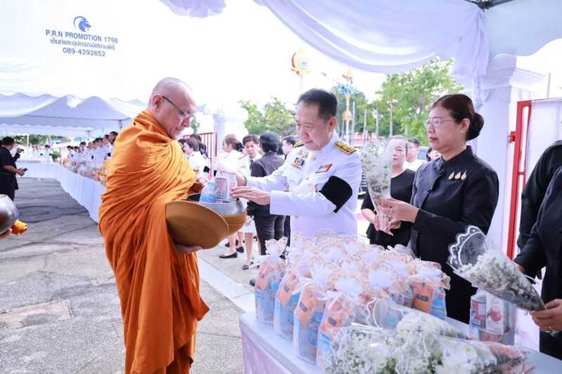 ผู้ว่าฯ ชลบุรี นำส่วนราชการและประชาชน ร่วมพิธีบำเพ็ญกุศลและทำบุญตักบาตร 100 วัน แห่งการสิ้นพระชนม์ “เจ้าฟ้าพัชรกิติยาภาฯ”