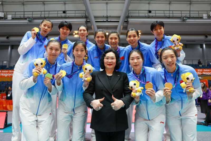 คุณหญิงปัทมา มอบเหรียญวอลเลย์บอลหญิงเอเชียนเกมส์ พร้อมร่วมยินดีทัพสาวไทยคว้าเหรียญทองแดง