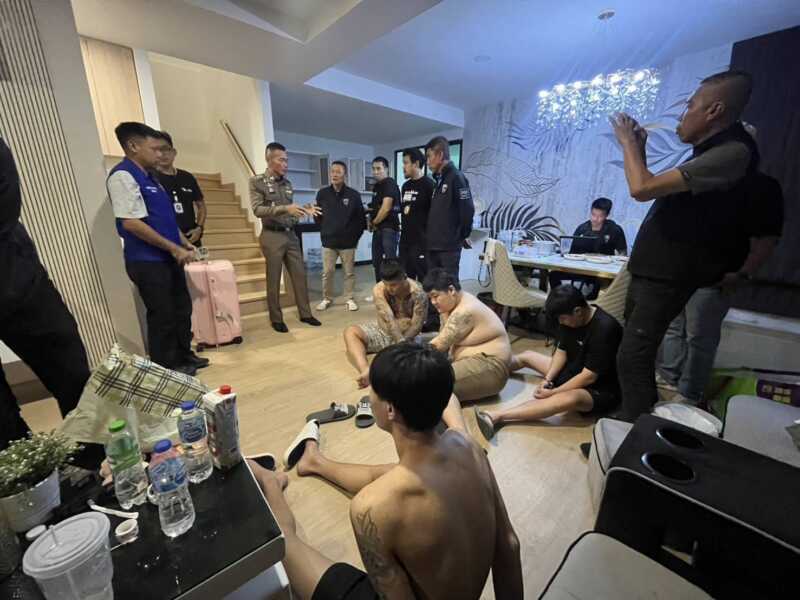 ผกก.ตม.จว.ชลบุรี ลุยเอง พบแชตลับสาวจีนส่งถึงญาติขอความช่วยเหลือ ประสาน ตร.บางละมุง-สืบท่องเที่ยว-ฝ่ายปกครอง บุกช่วย 3 สาวจีน ถูกกักขัง รวบชายชาวจีน 4 คน เหยื่อแฉถูกหลอกมาเอนเตอร์เทน ก่อนข่มขืน-เรียกค่าไถ่ พบโซ่ล่ามเหยื่อ