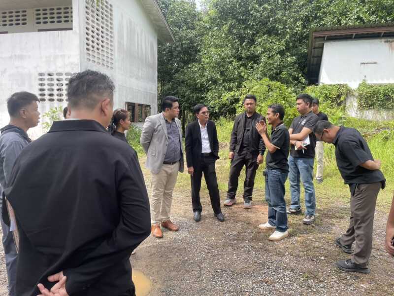 พังงา – ชาวบ้านโวยมือดีสวมรอยปรับภูมิทัศน์ ตัดไม้โรงเรียนบ้านบางเตยเกลี้ยง เหลือแต่ตอ สพป.พังงาเตรียมประสานป่าไม้ตรวจสอบดำเนินคดี