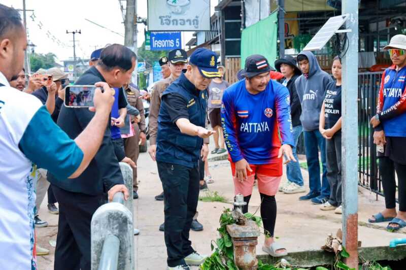 ผู้ว่าฯ ชลบุรี ลงพื้นที่ติดตามเหตุการณ์ เร่งค้นหาต่างชาติพลัดตกคลองเนินพลับหวาน สั่งกั้นพื้นที่-ล้อมคอกความปลอดภัยด่วน