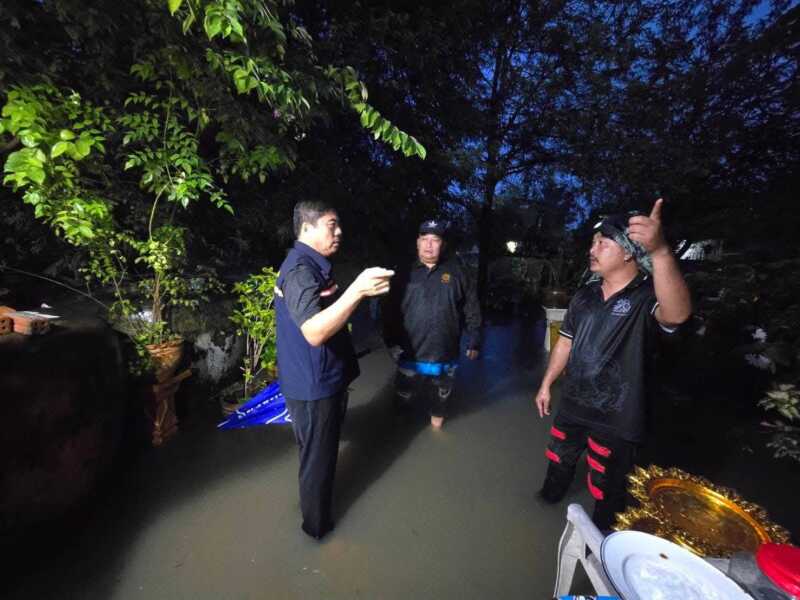 “นายกตี๋ หนองหงษ์” ลุยน้ำท่วม เยี่ยมให้กำลังใจชาวบ้าน หลังฝนตกหนักน้ำท่วมขังเข้าถึงตัวบ้าน
