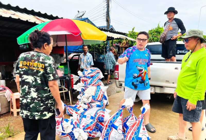 นายก บอล ธาตุทอง ลุยช่วยชาวบ้านน้ำท่วม บรรจุกระสอบดิน 600 ถุง ส่งถึงบ้านในหมู่ 1 และหมู่ 5