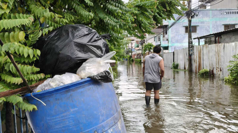 ปทุมธานีน้ำท่วมซ้ำกรรมซัดขยะล้นซอยชาวบ้านโวย3วันรถไม่เก็บผวาขยะลอยเข้าบ้านโรคฉี่หนูระบาด