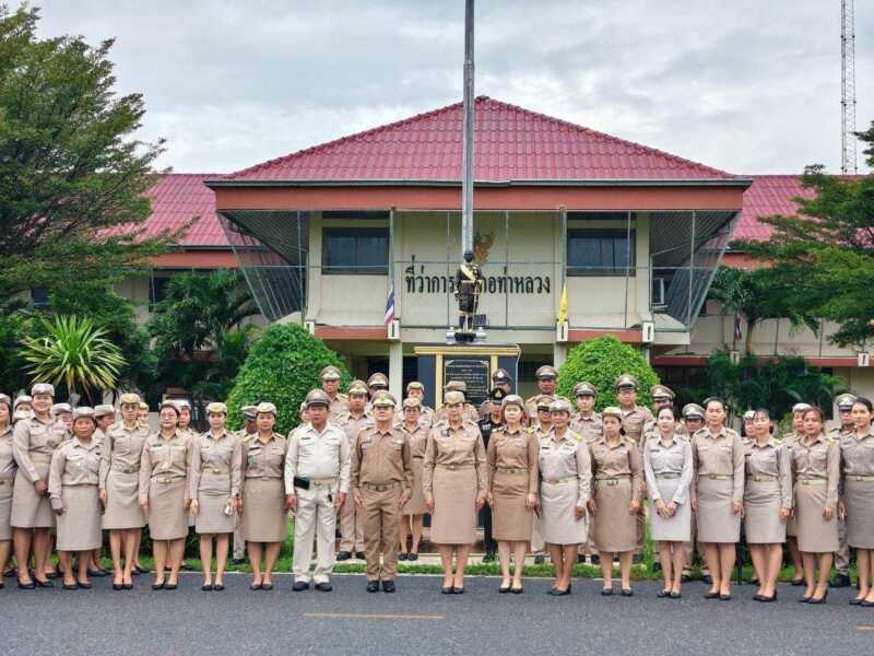 ลพบุรี นายอำเภอท่าหลวง จังหวัดลพบุรี นำข้าราชการ หน่วยงานภาครัฐ ภาคเอกชน และภาคประชาชน ร่วมกิจกรรมเคารพธงชาติและร้องเพลงชาติไทย เนื่องในวันพระราชทานธงชาติไทยประจำปี 2569
