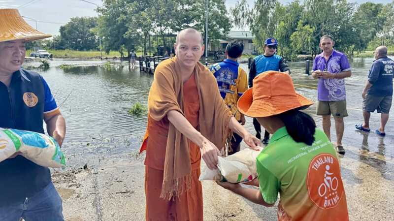 นครนายก – หลวงพี่ต่อ ส่งต่อความห่วงใย ลุยแจกข้าวสาร 1,800 ถุง ช่วยชาวดงละครฝ่าวิกฤตน้ำท่วม