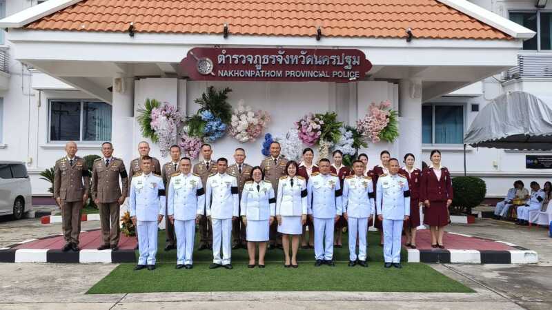“ ผู้การพิทักษ์ อุปพงษ์ ผบก.ภ.จว.นครปฐม และคุณปุญภา อุปพงษ์ ประธานแม่บ้านตำรวจ ร่วมมอบโล่ ในงานเกษียณอายุราชการ“