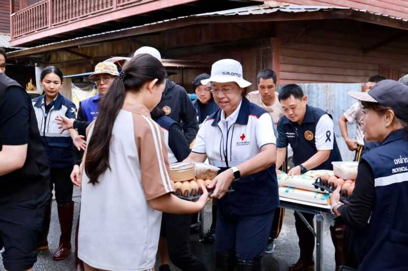 ผู้ว่าฯ ชลบุรี ลงพื้นที่ ‘ชุมชนวัดหลวง พนัสนิคม’ มอบถุงยังชีพ-ข้าวกล่อง บรรเทาเดือดร้อนผู้ประสบภัยน้ำท่วม