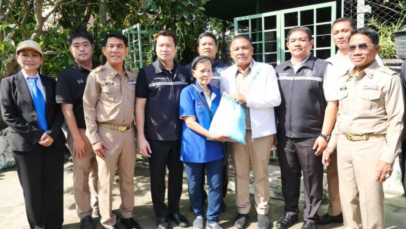 วิกฤต น้ำท่วมเมืองพัทยา ลุยน้ำลึกแจกถุงยังชีพเยียวยาหมู่บ้านดาราภัณฑ์ 2 เสียหายเกือบ 30 ครัวเรือน