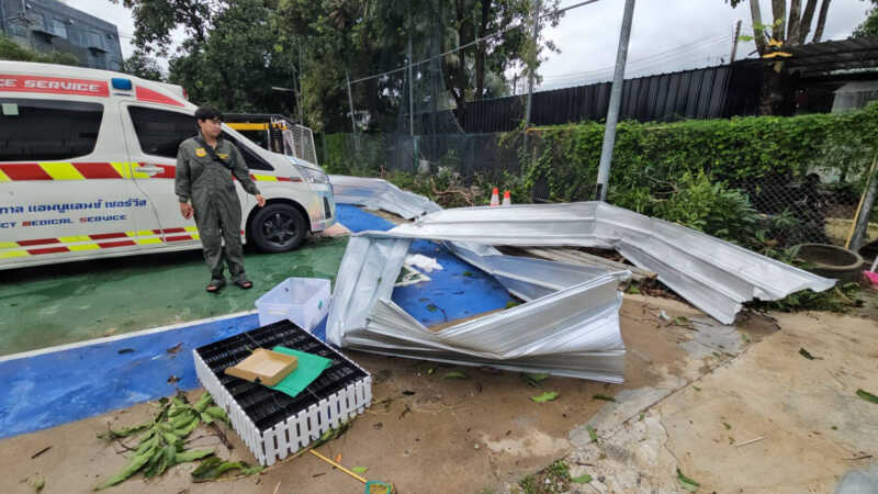 ปทุมธานีระทึกพายุถล่มคลองหลวง หอบหลังคาโรงงานปลิวว่อนทับรถพัง 5 คันรวด
