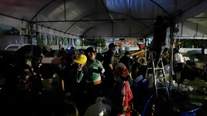 ปทุมธานี – คลองหลวงตั้งวอร์รูมสู้ภัยน้ำ ระดมจิตอาสากรอกทราย 3 พันถุงแจกชาวบ้าน ยันพร้อมรับมือ 24 ชม.