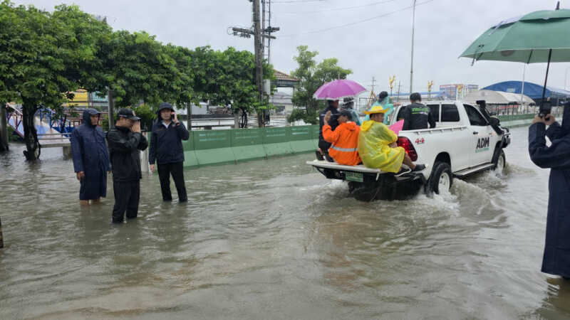 ปทุมธานี – รังสิตวิกฤตไฟดับทำประตูน้ำชะงักน้ำทะลักพรวด 50 ซม. บิ๊กแจ๊สสั่งเปิด5ศูนย์พักพิงเร่งอพยพผู้ป่วยติดเตียง