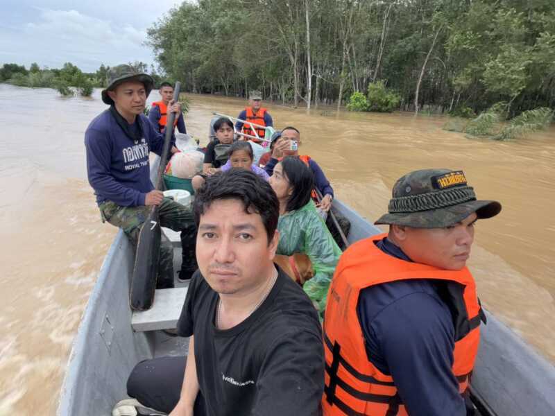 จ.จันทบุรี – น้ำไหลเข้าท่วมบ้านคลองเซา ต.เขาแก้ว อ.ท่าใหม่ จันทบุรี สูงกว่า 2 เมตร หลายภาคส่วนเข้าช่วยเหลือและอพยพผู้ประสบภัยไปยังพื้นที่ปลอดภัย