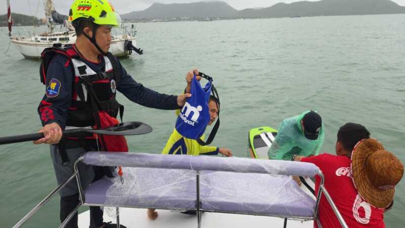 กู้ภัยสัตหีบ ฝ่าคลื่นช่วยชาวต่างชาติติดเรือยอร์ชกลางทะเล กลับฝั่งปลอดภัย