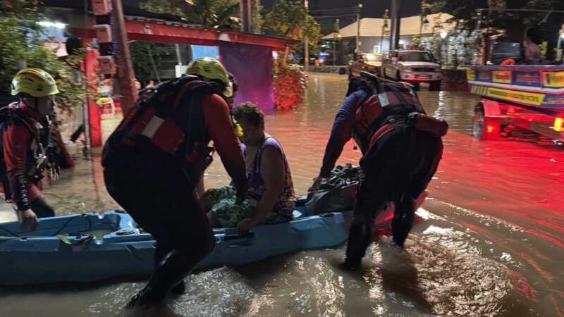 คลองบางละมุง น้ำหนุนสูง ทะลักท่วมบ้านเรือนประชาชน 50 หลังคา จมบาดาล จนท.เฝ้าระวังตลอดทั้งคืน