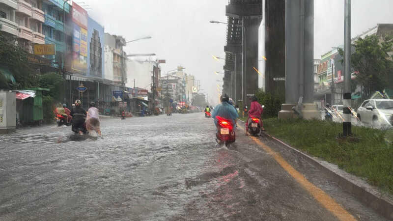 ฝนถล่มต่อเนื่องน้ำท่วมหลายสายรถเล็กผ่านลำบากเจ้าหน้าที่เร่งสูบน้ำรับมือฝนหนัก-น้ำทะเลหนุน