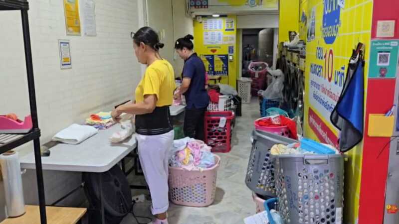 อ่างทอง – ชาวบ้านแห่นำเสื้อผ้าไปร้านซักอบพับจนแน่นร้านหลังฝนตกติดต่อกันมาหลายวัน ด้านลูกค้าเผยเสื้อผ้าเปียกไม่มีใส่ซักเองก็ตากไม่แห้ง ส่วนร้านค้ารับออเดอร์ยอดเพิ่มขึ้นหลายเท่าตัว ตอนนี้ต้องปิดรับชั่วคราว เร่งซัก อบ ให้ลูกค้าก่อนทำไม่ทัน