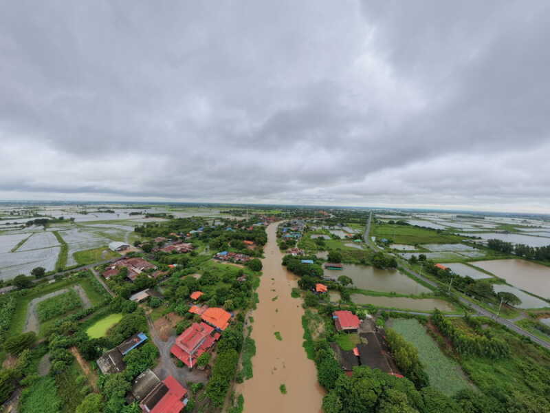 อ่างทอง – สถานการณ์แม่น้ำน้อยช่วงผ่านอำเภอวิเศษชัยชาญเอ่อล้นริมตลิ่งเข้าท่วมพื้นที่ลุ่มต่ำและบริเวณบ้านเรือนประชาชนที่อยู่ติดริมแม่น้ำน้อยในบางจุด