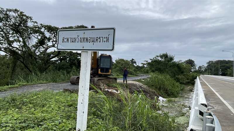 อ่างทอง – โผงเผงเร่งเสริมแนวคันดินด้านข้างวัดถนนไม่ให้น้ำจากแม่น้ำเจ้าพระยา ไหลเข้าท่วมด้านใน