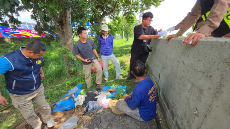 จับคาเกาะกลางถนนสายเอเชีย หัวขโมยนั่งขุดดิน ยาว 30 เมตรตัดสายไฟขาย พบอุปกรณ์เพียบ–ยาบ้า 7 เม็ด