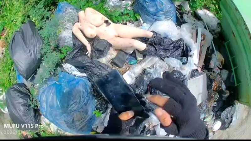 ปทุมธานี – ไรเดอร์ผงะนึกว่าศพถูกทิ้งกองขยะ ที่แท้ตุ๊กตายางไร้หัว