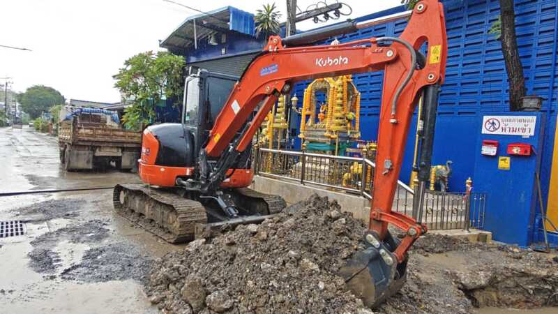 ปทุมธานี – ชาวบ้านโวยทำท่อใหม่น้ำไม่ไหล 8 วัน กระทบกว่า 200 หลังคาเรือน